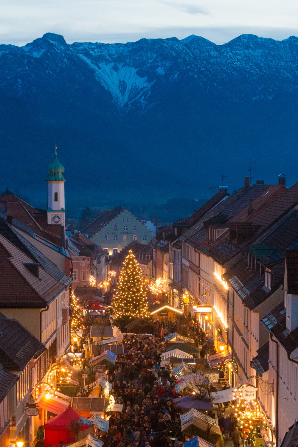 Der Christkindlmarkt in Murnau mit dem schönen Bergpanorama, C. Kolb