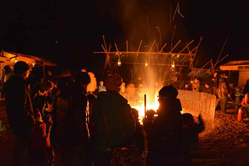 Am Feuer wärmen beim Christkindfest in Schwaz, Tirol