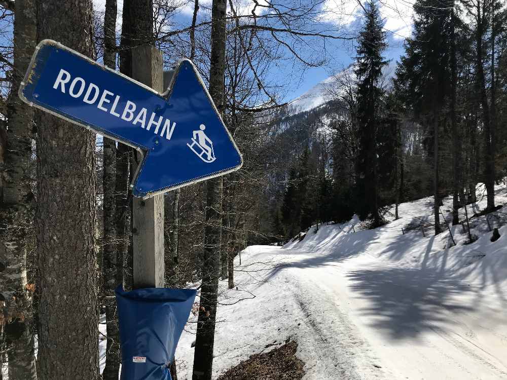 Immer dem Wegweiser folgen auf der Christlum Rodelbahn