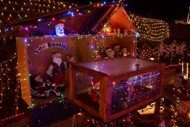 Sogar die Beatles - in Miniatur - spielen als Weihnachtsmänner beim Christmas Weihnachtshaus im Karwendelgebirge