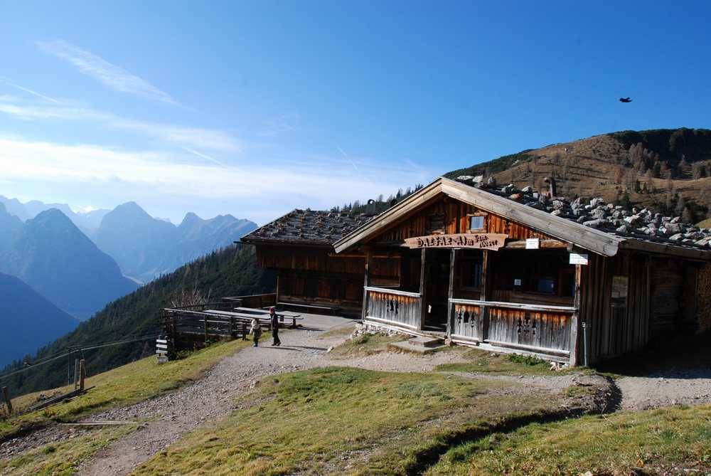 Die Dalfazalm im Spätherbst, eine beliebte Hütte im Rofangebirge