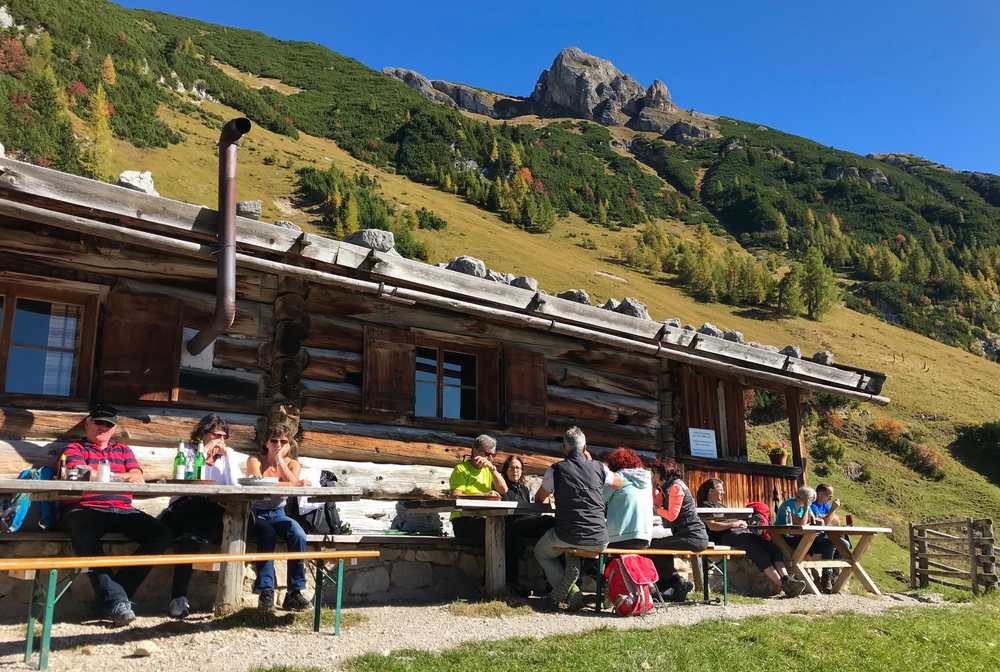 Das Wanderziel heute: Die Dalfazalm mit der Melkerhütte im Rofan am Achensee