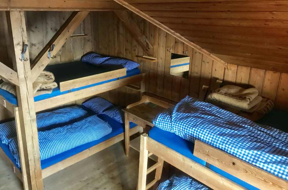 Erfurter Hütte übernachten: Das sind die urigen alten Zimmer - mir gefallen sie mit dem vielen Holz.