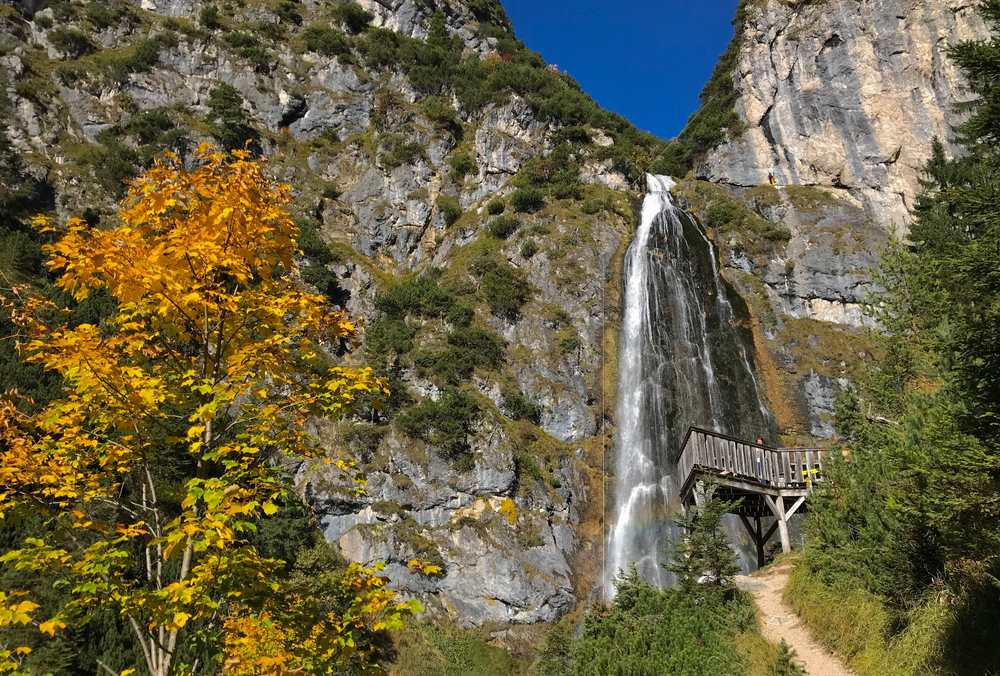 Achensee Sommer: Der Dalfazer Wasserfall mit der Aussichtsplattform, Ausflugsziel am Achensee