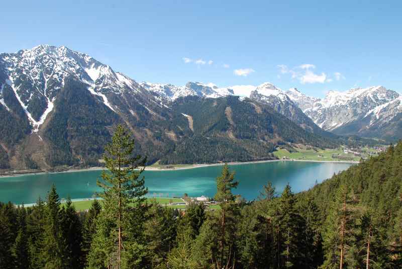 Am Achensee wandern und oberhalb des Wasserfall diesen Ausblick auf den See finden, hinten der Ort Pertisau und das mächtige Karwendel