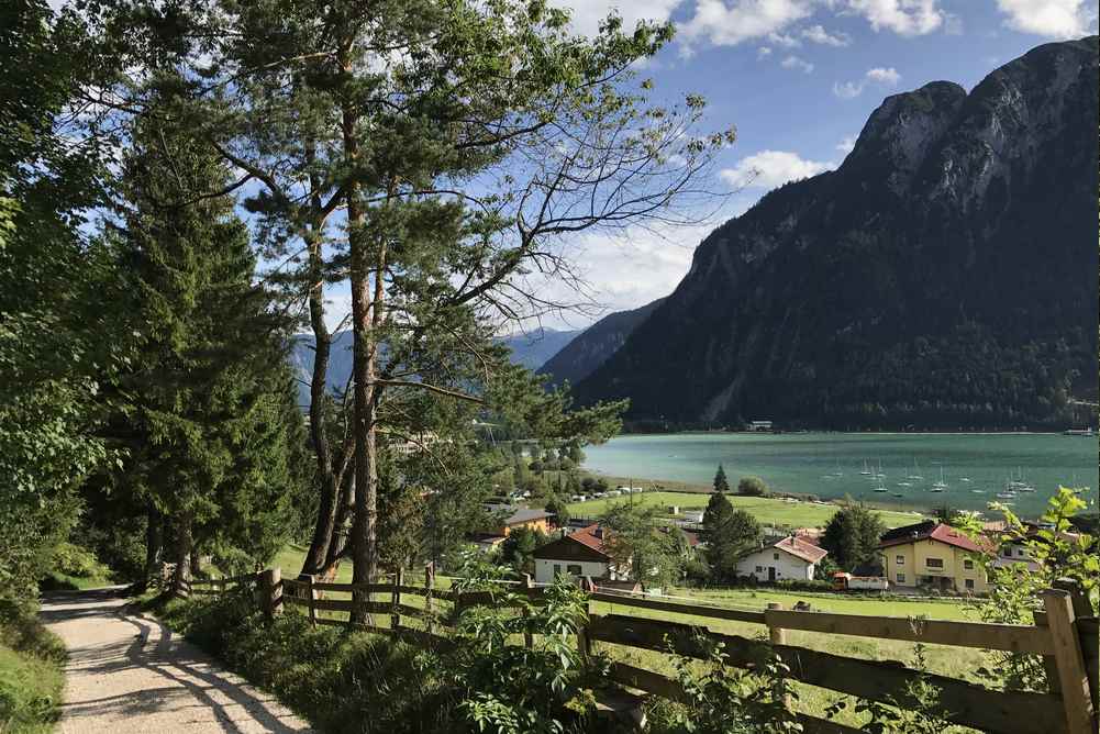 So schaut der breite Wanderweg in Buchau hinter dem Hotel aus.