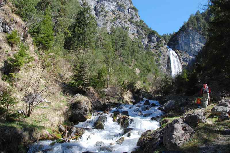 Auf dem Wandersteig zum Dalfazer Wasserfall wandern mit Kindern