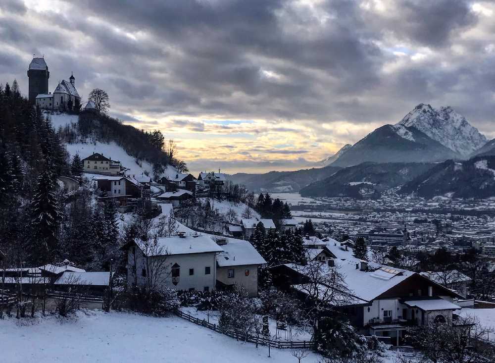 Stimmungsvoll sind Winterwanderungen im Dezember Urlaub durch den Schnee bei Sonnenuntergang 