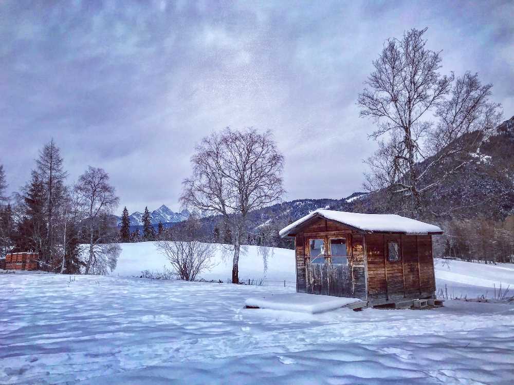 Bei einem Dezember Urlaub im Karwendel den frischen Pulverschnee geniessen