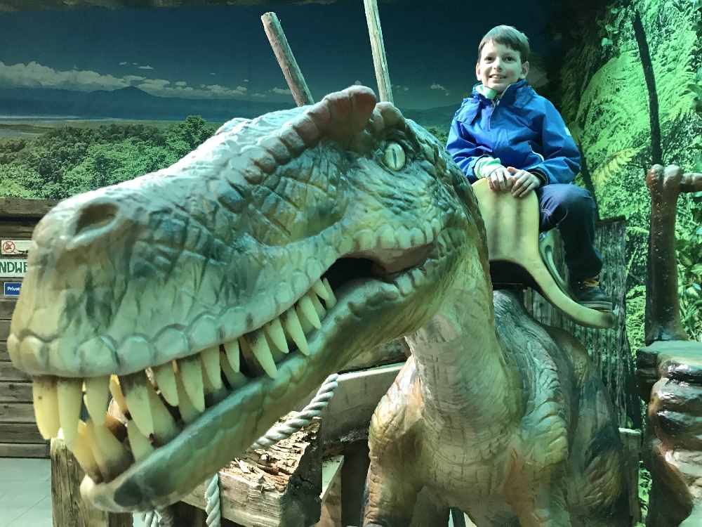 Ausflug ins Dinoland - für Kinder ist das Klettern auf den Dinosaurier der Hit