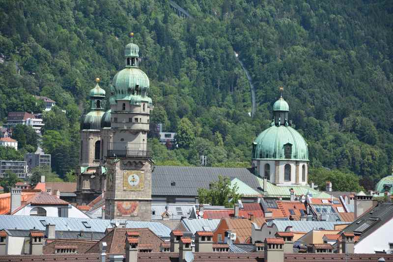 Blick auf den Dom im Innsbruck Urlaub - hinten fährt die Hungerburgbahn ins Karwendel 