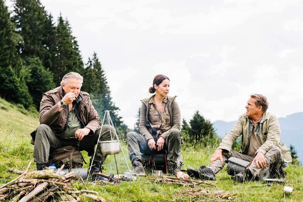 Die Hauptdarsteller am Hubert ohne Staller Drehort: Girwidz (Michael Brandner), Sabine Kaiser (Katharina Müller-Elmau) und Franz Hubert (Christian Tramitz), Foto © TMG / Emanuel Klempa