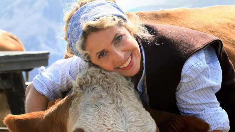 Eine Sennerin zum Verlieben - Michaela May spielt Ariane Ostler, die zurückgezogen auf dem Bauernhof oberhalb von Reichertsbrunn lebt. Foto: Filmproduktion