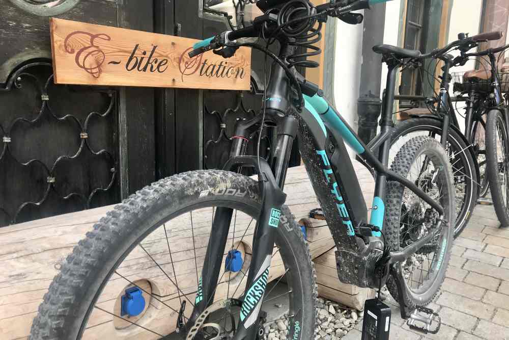 Genügend Steckdosen beim Radlparkplatz: Die E-Bike-Ladestation im Gasthof Post in Wallgau.