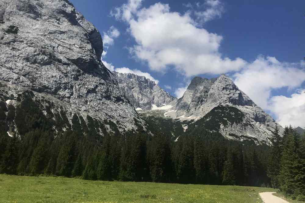 Mächtig sind die Felsen im oberen Bereich des Gaistals