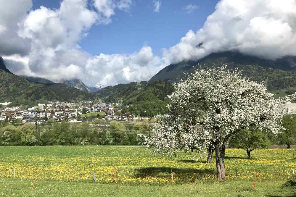 Frühling im Inntal - der Blick auf Jenbach, links das Karwendel, rechts das Rofan, oben die Wolken vom Regen