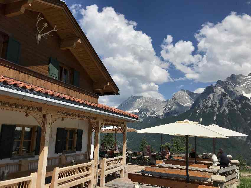 Erst am Kranzberg e-biken - dann auf der Terrasse der Korbinianhütte Pause machen