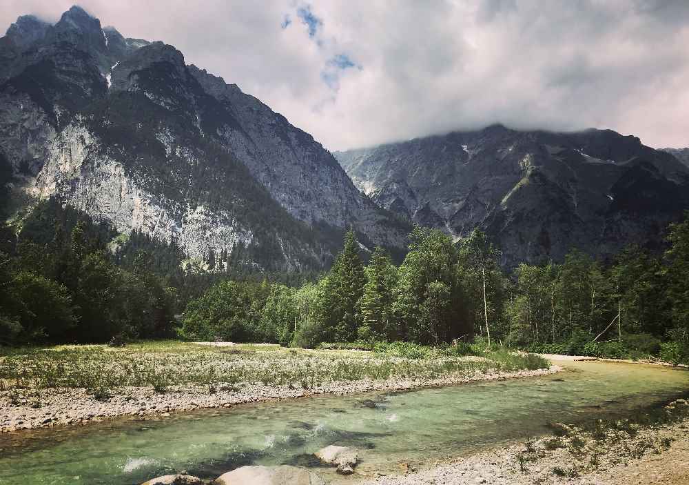 Traumhafte Kulisse an der Leutascher Ache beim E-Biken in Tirol