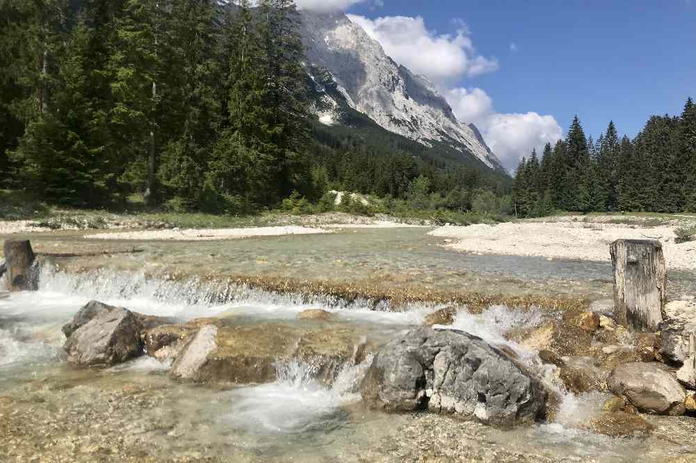 So schön und glasklar ist das Wasser der Leutascher Ache