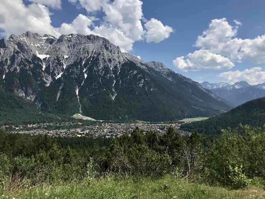 Auf die Korbinianhütte E-Biken und diesen Ausblick zum Karwendel geniessen