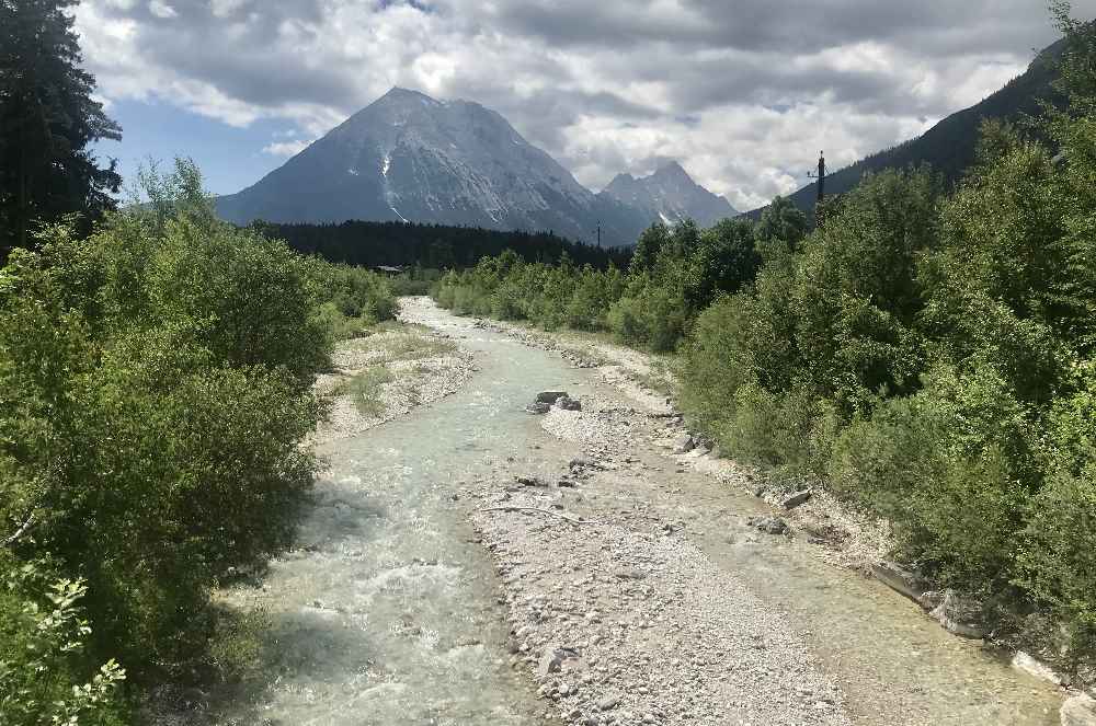 Am wilden Fluß mit dem Fahrrad fahren