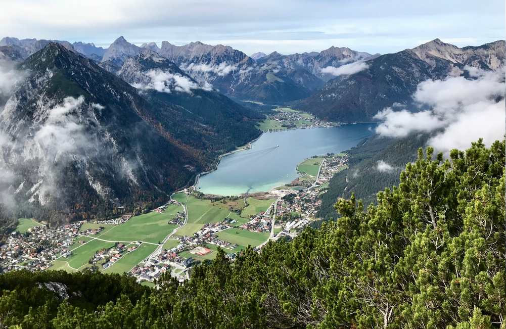 Schon beim Aufstieg habe ich vom Hubertussteig diesen Ausblick auf den Achensee und das Karwendel