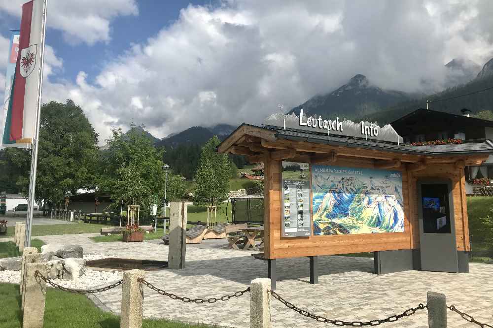 Unten im Gaistal am Eingang zum Naturerlebnis: Die ausführliche Information zu Hütten, Wanderungen und Touren im Gebiet