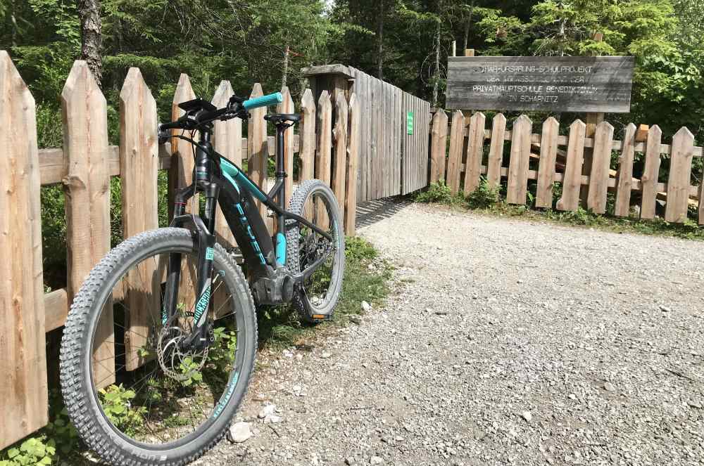 Am Ziel: Beim Fahrradparkplatz am Isarursprung.