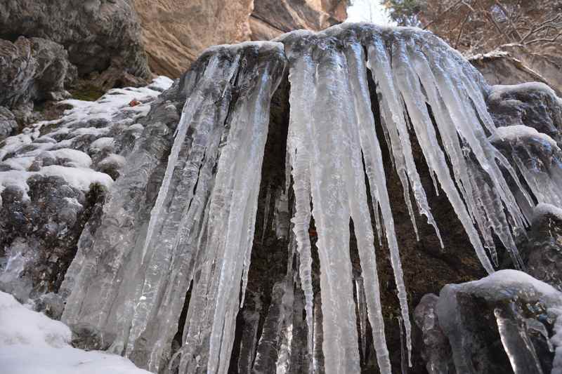 Bucher Wasserfall winterwandern: Das sind die Eiszapfen beim Wasserfall