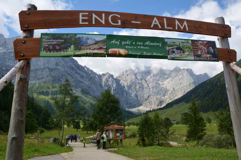 Herzlich willkommen auf der Eng Alm mitten im Karwendelgebirge - hier startet der Spaziergang ins Almdorf