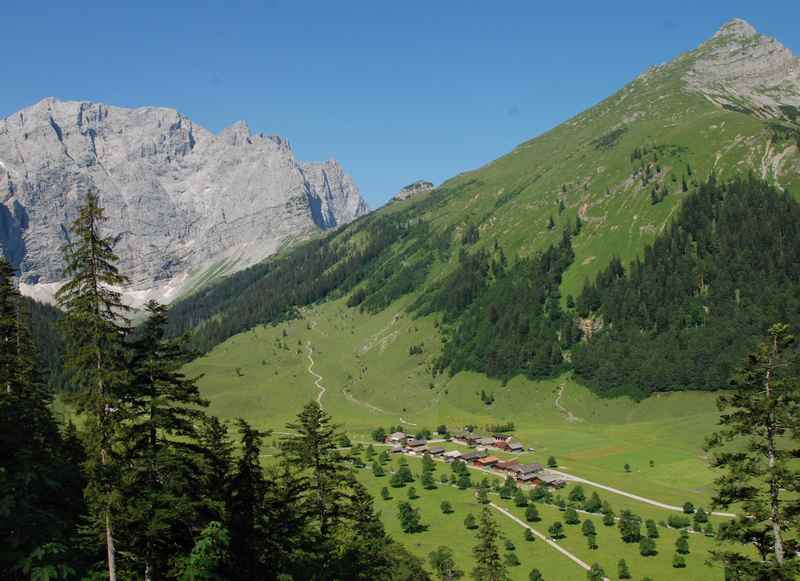 Von oben gesehen:  Die schöne Eng im Karwendel mit der Engalm