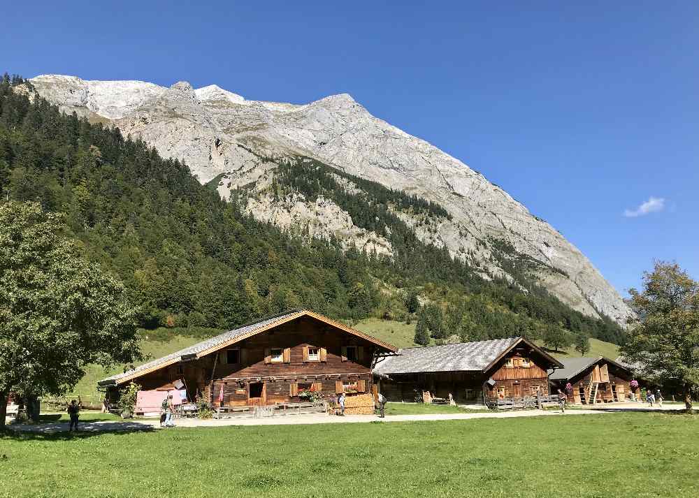 Die Engalm Öffnungszeiten und alle Informationen über das Almdorf im Karwendel