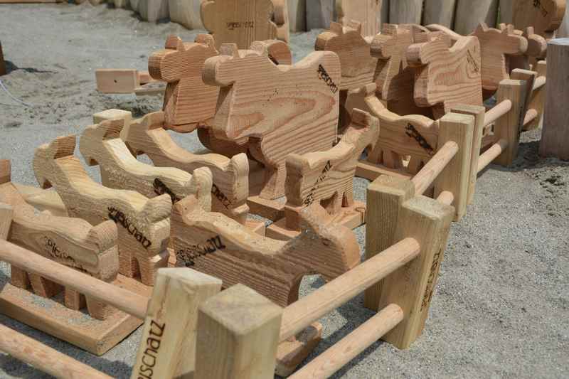 Die Kühe aus Holz in ihrer Spielweide