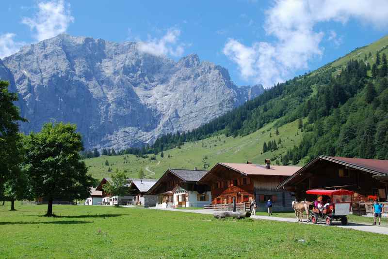 So stellt man sich einen Hüttenurlaub vor: Urige alte Holzhütten, die ein eigenes Dorf bilden - hier die Engalm am Ahornboden im Karwendel, liegt auf der Karwendeltour