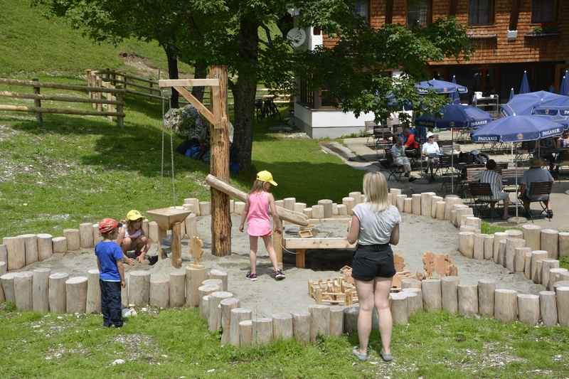 Für kleinere Kinder ist der Engalm Sandspielplatz toll. Er hat die Form eines Ahornblatts und es gibt Holzspielzeug zum Nachbauen des Ahornboden