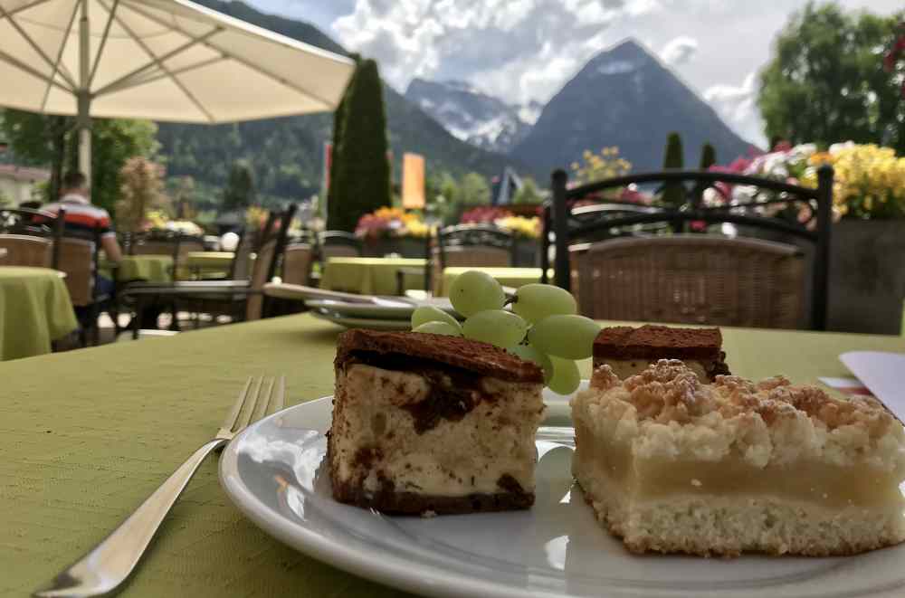 Stärkung auf der Sonnenterrasse mit Kuchen, Obst und Gerichten vom Buffet