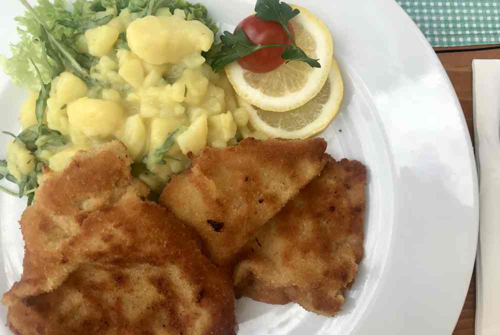 Nach der Radtour am Walchense - das gute Posthalter Schnitzel in der Post in Wallgau.