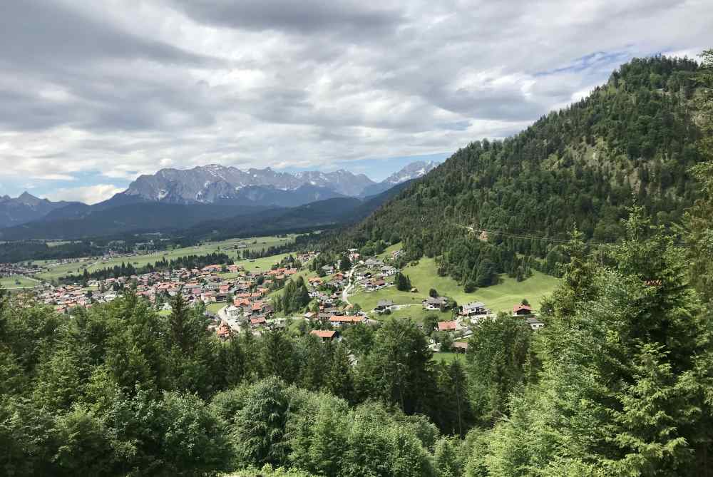 Der Blick über Wallgau mit dem Krepelschrofen (Estergebirge) rechts im Bild