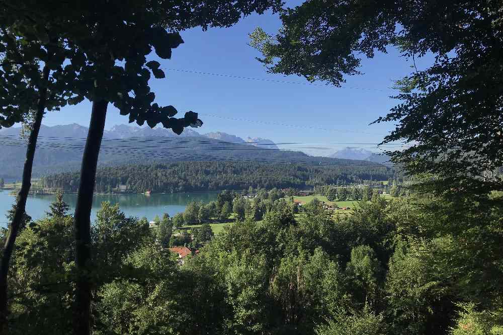 Endlich ein Blick über den Walchensee - wenn auch verwachsen, das Türkis ist toll!