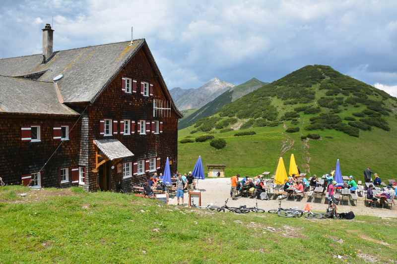 Die Falkenhütte liegt auf der Karwendeltour Hüttenwanderung im Karwendel