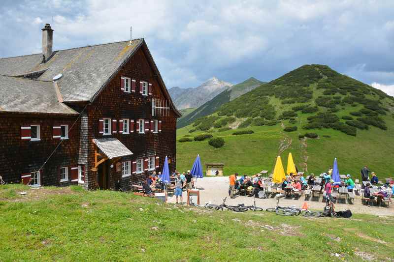 Die Falkenhütte samt Sonnenterasse im Karwendel