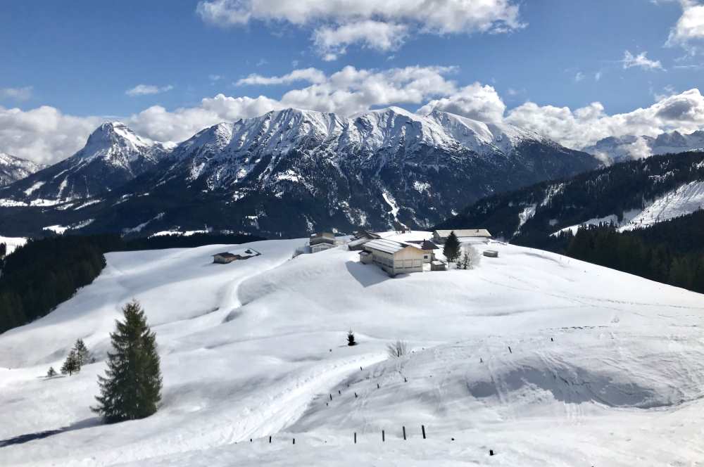 Die winterliche Landschaft der Falkenmoosalm mit dem Karwendel samt Guffert