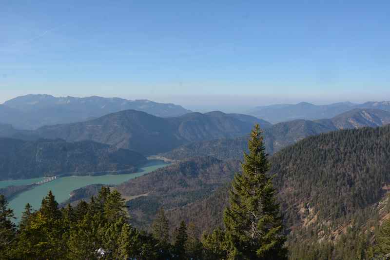  Von Fall Lenggries wandern am Sylvensteinsee: Das ist der Blick vom Dürrenberg