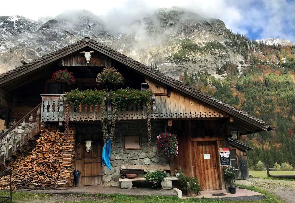 Falzthurnalm wandern im Karwendel:  Wir wandern an den Hütten der Falzthurnalm vorbei 