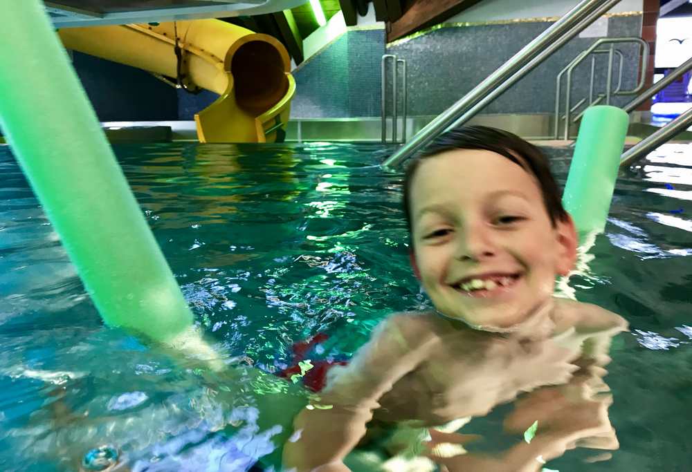 Familienurlaub wie ihn Kinder lieben: Im Pool schwimmen und auf der Wasserrutsche