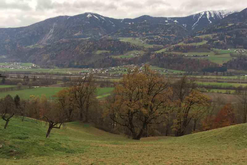 Die Aussicht über das Inntal auf die Tuxer Alpen, hinüber nach Buch in Tirol und Gallzein