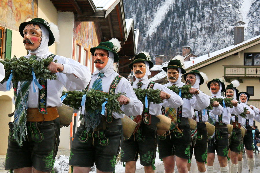 Fasching Mittenwald: Die Maschkera ziehen mit ihren kunstvoll geschnitzten Holzmasken durch den Ort. Bild - Alpenwelt Karwendel / Wera Tuma