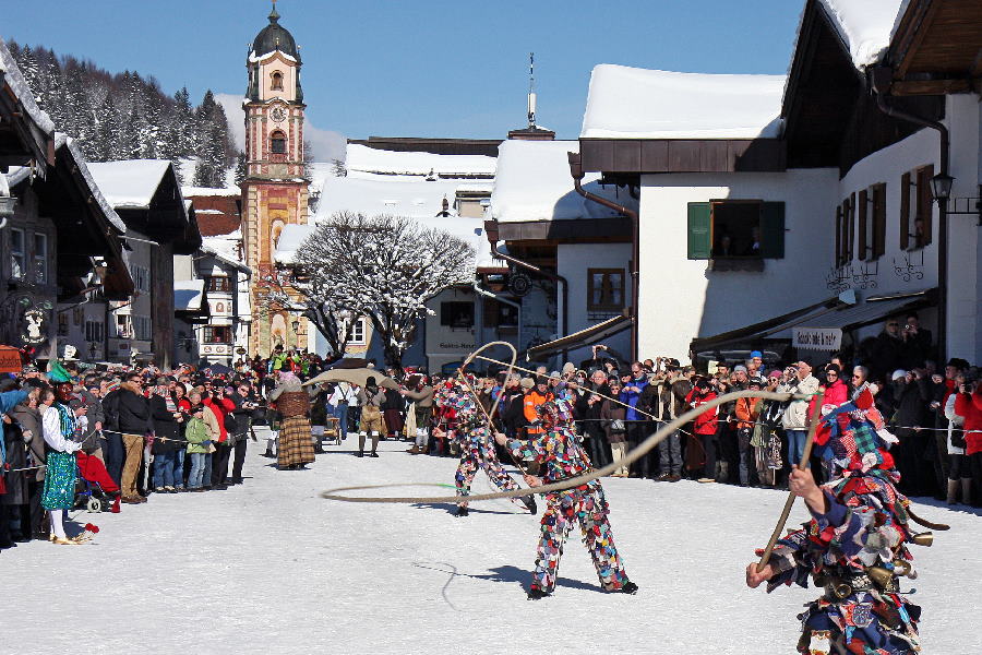 Fasching Mittenwald mit Faschingszug im Ort, Bild: Alpenwelt Karwendel/Rudolf Pohmann