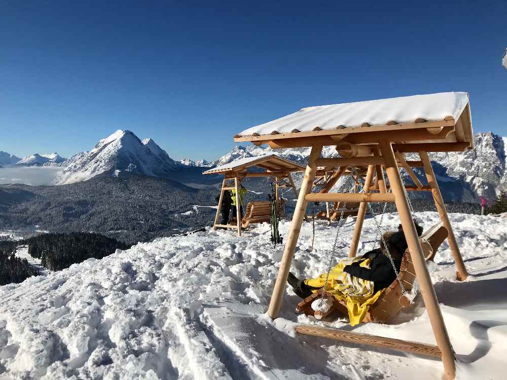 Der Februar im Skigebiet Rosshütte - Skifahren und die Sonne im Schaukel - Liegestuhl genießen!
