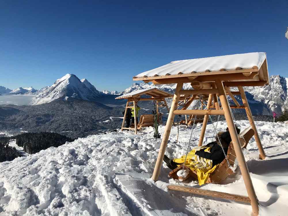 Im Februar Urlaub skifahren und danach auf den einmaligen Sonnen-Schaukeln mit Bergblick entspannen - auf der Rosshütte in Seefeld